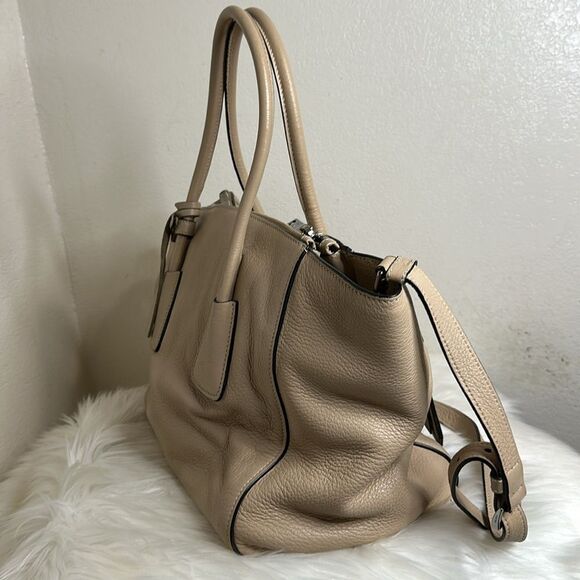 💯Authentic PRADA
Vitello Daino Twin Pocket Tote Sabbia🍀 - Picture 8 of 16